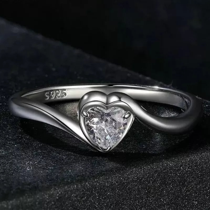 Anel de Prata com Coração de Moissanite Minimalista BellaWoman