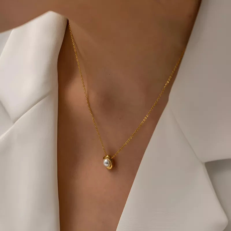 Colar com Pingente de Pérola Folheado a Ouro 18K BellaWoman